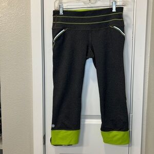 Athleta Vibe Relay Capri leggings